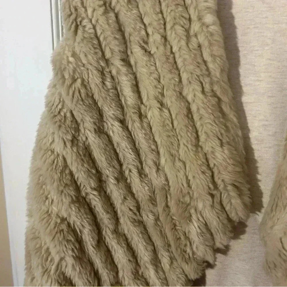 BB Dakota Faux Fur Fashion Vest - Picture 3 of 4